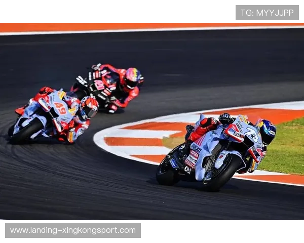 MotoGP末弯上演惨烈对撞